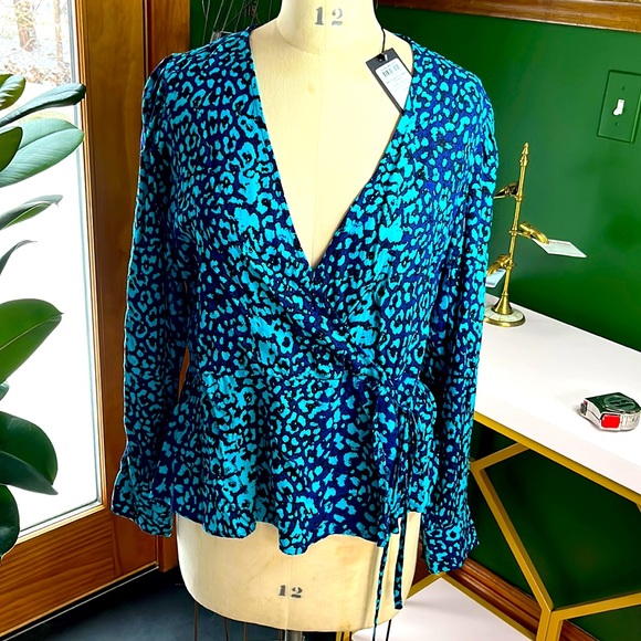 Vero Modo crisscross top in beautiful blues. NWT - Picture 1 of 7